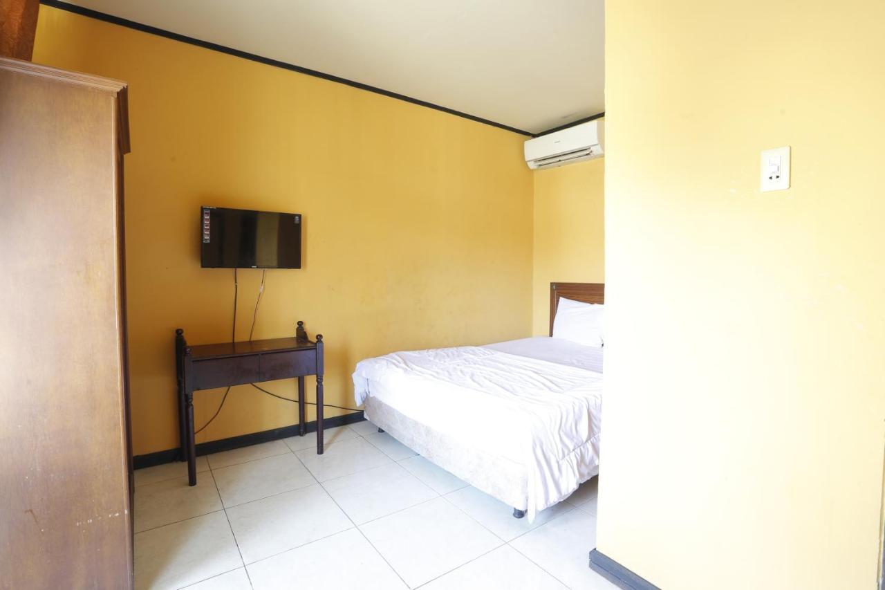 Oyo 93119 Guest House Leo Patra Muara Badak Exteriér fotografie